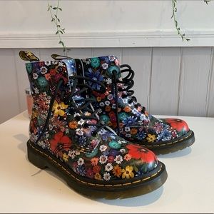 Rare! Dr Martens Wanderlust 🌸🌼